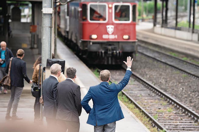Hier funktionierte noch alles reibungslos: SBB-CEO Andreas Meyer höchstpersönlich stoppte den ersten Güterzug im Bahnhof Flüelen, bevor dieser durch den Gotthard-Basistunnel fuhr. (Bild: Urs Flüeler/Keystone (3. Juni 2016))
