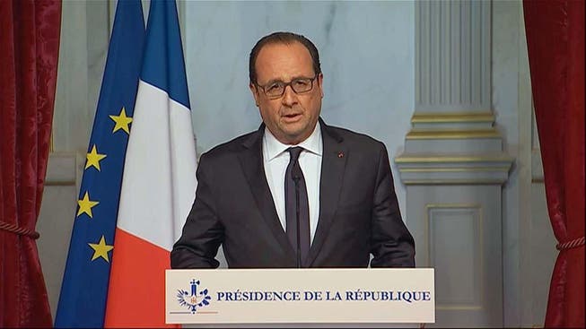 Francois Hollande während seiner Ansprache in der Nacht auf Samstag. (Bild: Keystone/French Television Pool)