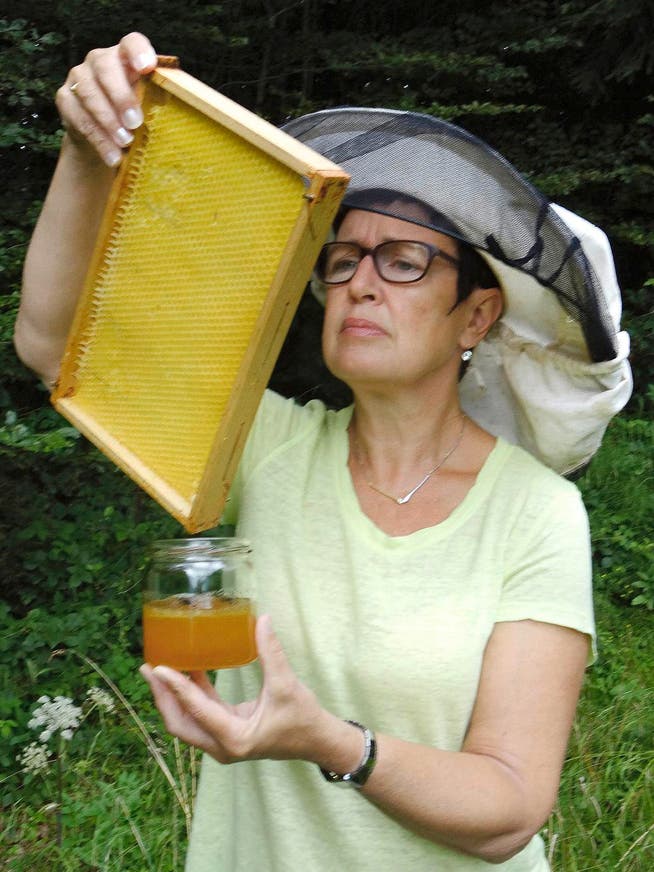 Die Honigernte ist heuer dürftig: Imkerin Brigitte von Flüe. (Bild: PD)