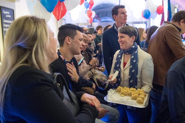 US-Botschafterin Suzan LeVine verteilt an der Wahlfeier Häppchen. (Bild: Boris Bürgisser / LZ)