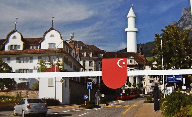 Absurde Fotomontage: Sogar das Schwyzer Wappen ist verunstaltet. Statt des Kreuzes prangt darauf ein weisser Halbmond mit Stern. (Bild: PD)