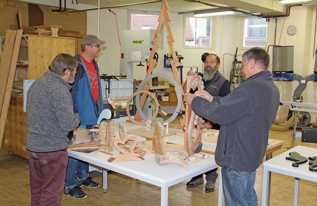 Bereichsleiter Augustin Gisler (Zweiter von rechts) zeigt den Besuchern, was alles produziert wird. (Bild: Paul Gwerder, (Altdorf, 2. September 2017))