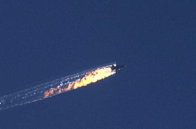 Der von der türkischen Luftabwehr getroffene, brennende russische Kampfjet. (Bild: FOTO HABERTURK TV CHANNEL)