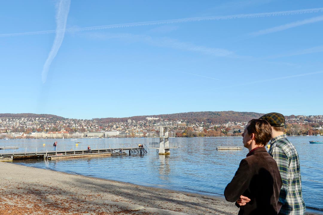 Spaziergang bei frühlingshaften Temperaturen mitten im Herbst am Zürichsee. (Bild: Keystone/Walter Bieri)