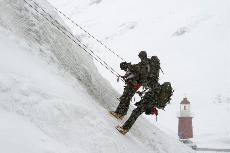 Rekruten der Schweizer Armee machen auf dem Oberalppass ihre Abschlussprüfungen als Gebirgsspezialisten. (Bild: Keystone)