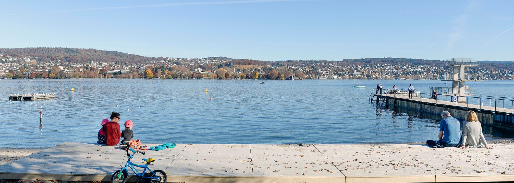 Menschen bei frühlingshaften Temperaturen mitten im Herbst am Zürichsee. (Bild: Keystone/Walter Bieri)