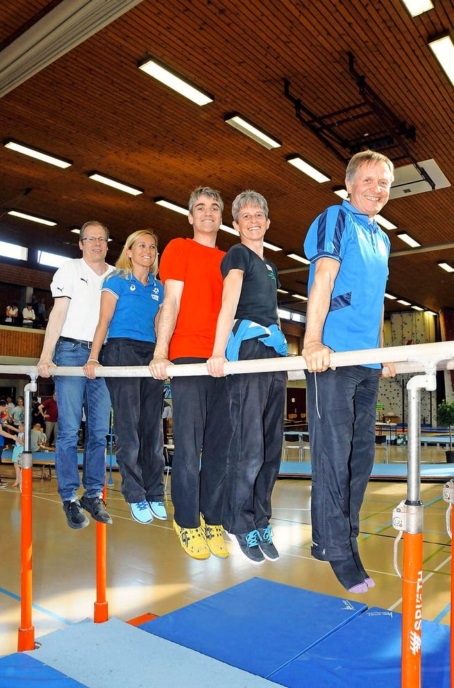 Die Preisträger posieren auf dem Barren (von links): Harald Müller, Karin Odermatt, Jürg Kafader, Karin Langensand und Roland Bucher. (Bild Markus von Rotz)