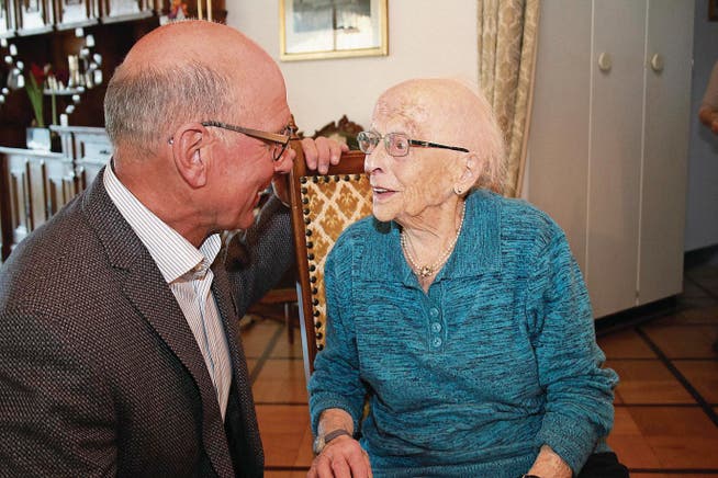 Der Sachsler Gemeindepräsident Peter Rohrer gratuliert Margrith Omlin-Rohrer zum 105. Geburtstag. (Bild: Marion Wannemacher (Sachseln, 20. Februar 2017))