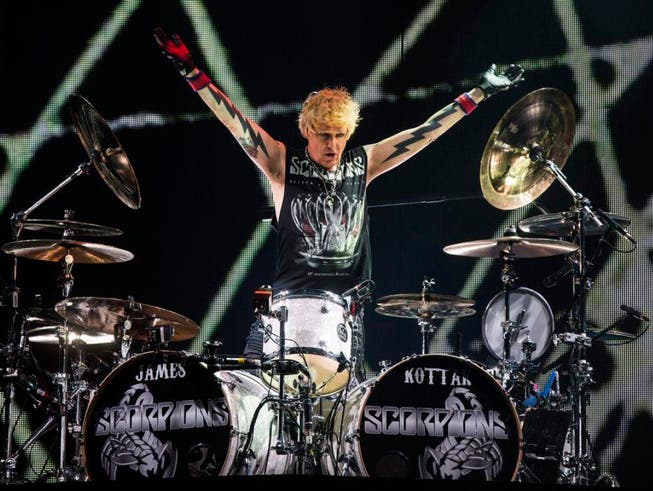 Scorpions-Drummer James Kottak stimmt in Paris die "Marseillaise" an. (Bild: /EPA/ETIENNE LAURENT)