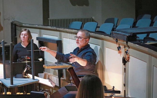 Daniel Mattmann, musikalischer Leiter des Kollegitheaters Sarnen, bei einer Probe. (Bild: Marion Wannemacher (Sarnen, 5. März 2018))