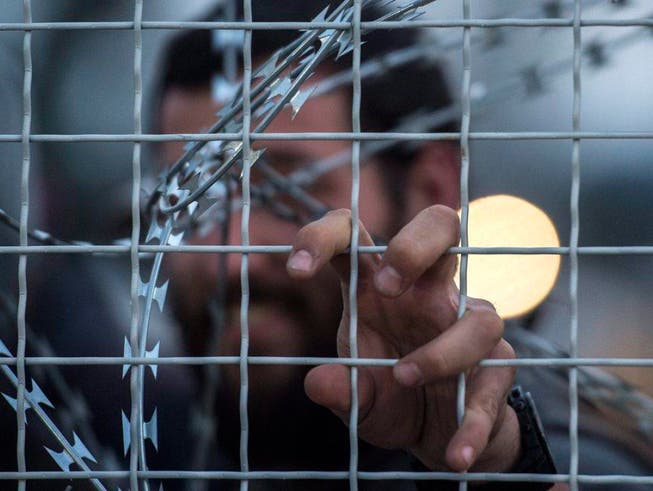 Flüchtling an der geschlossenen griechisch-mazedonischen Grenze. Der TV-Sender Arte arbeitet derzeit an einer Mini-Serie zum Thema Flüchtlingskrise. (Bild: /EPA/GEORGI LICOVSKI)