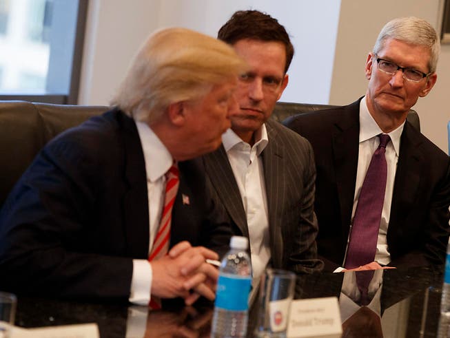 Der künftige US-Präsident Donald Trump (links) mit Paypal-Gründer Peter Thiel (Mitte) und Apple-CEO Tim Cook (rechts). (Bild: KEYSTONE/AP/EVAN VUCCI)