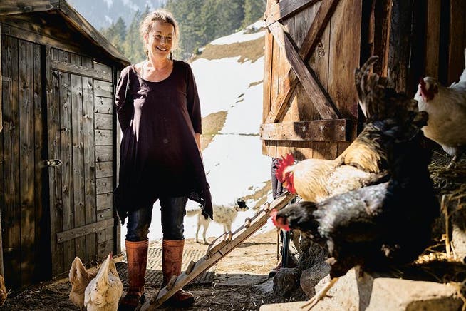 «Die Hühner machen mich glücklich, auch wenn es mir mal nicht so gut geht»: Luzia Biber vom Näcki in Intschi/Gurtnellen UR. (Bild: Stephan Bösch/Rotpunktverlag)