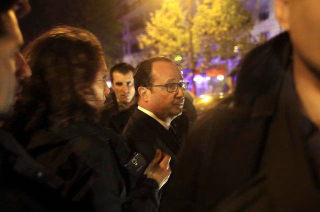 Franlreichs Präsident Francois Hollande macht sich ein Bild vom Geschehen beim Konzertsaal Bataclan, wo über 100 Personen dem Terroranshlag zum Opfer fielen. (Bild: AP/Thibault Camus)