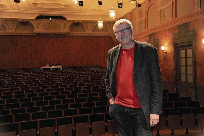 Heinz Keller im grossen Saal des Theaters Uri. Der 62-jährige Kulturmanager leitet das Haus seit 17 Jahren. (Bild: Urs Hanhart (Altdorf, 3. 11. 2017))