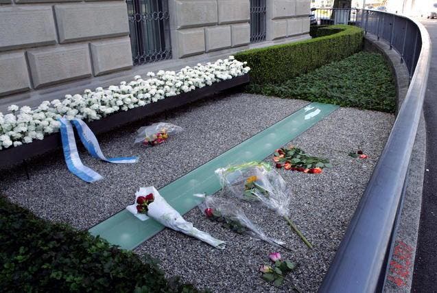 Blumen erinnern am Jahrestag (27. September) an das Attentat in Zug. (Bild: Werner Schelbert / Neue ZZ)