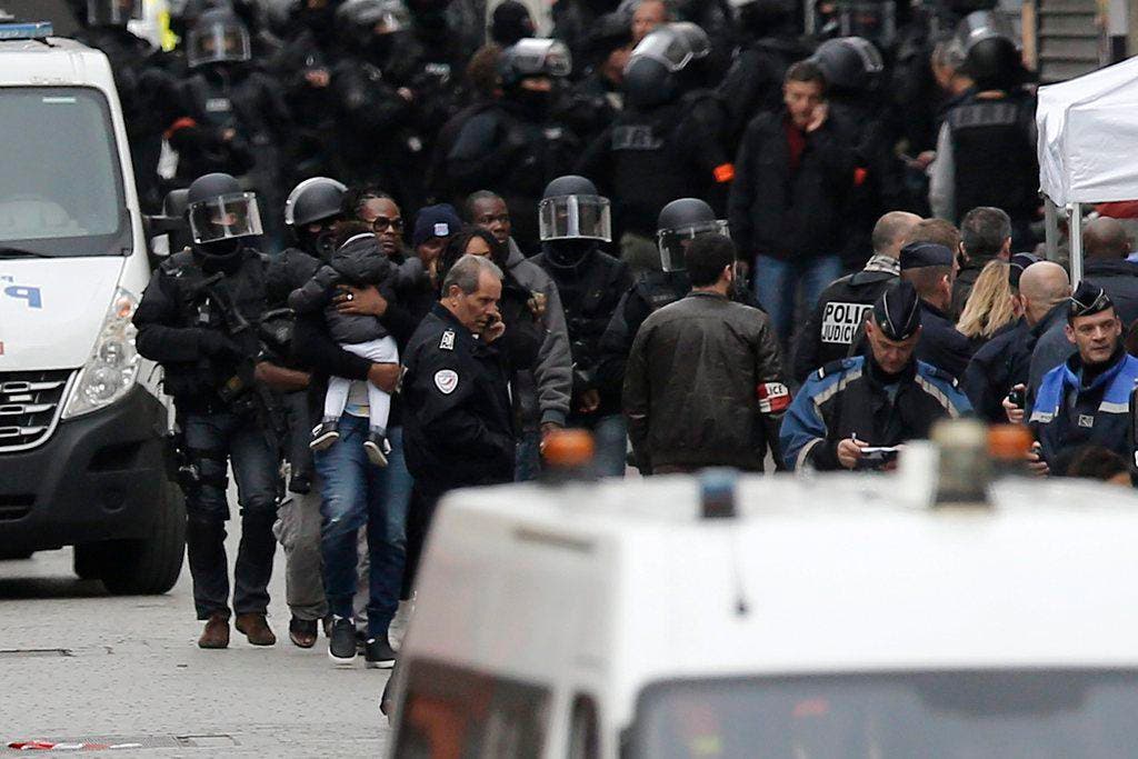 Police operations after Paris attacks (Bild: Keystone)
