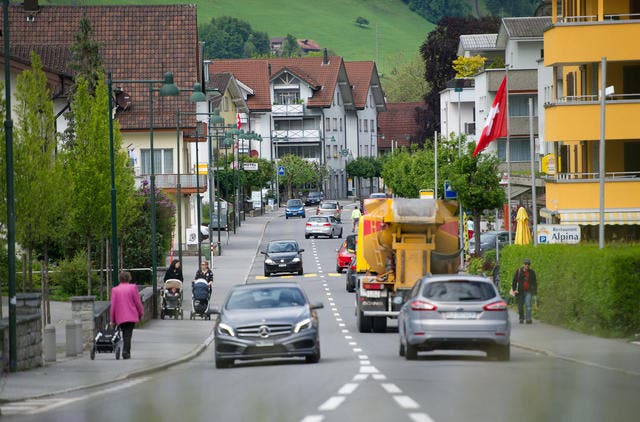 die Brünigstrasse in Alpnach: Gilt hier bald Tempo 30? (Bild: Corinne Glanzmann / Neue OZ)