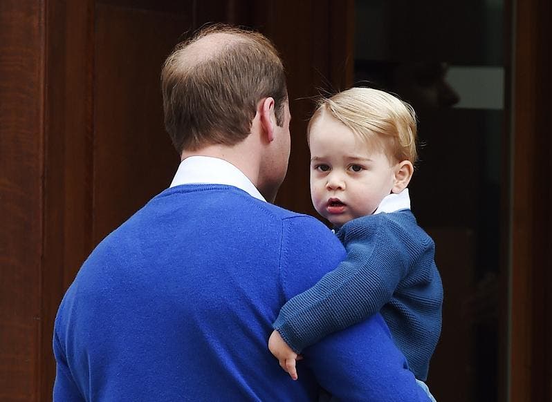 Er hat ein Schwesterchen bekommen: Prinz George, das erste Kind von Prinz William und Herzogin Kate, hier auf den Armen seines Vaters. (Bild: Keystone)