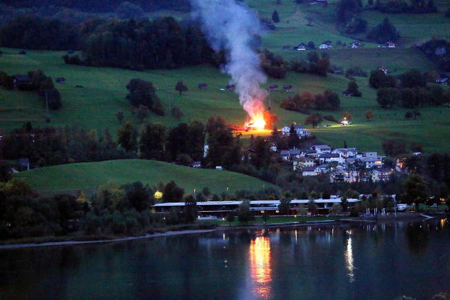 Er war weitherum sichtbar: der brennende Stall in Sachseln Anfang Oktober. (Bild: Leserbild Miguel Steininger)