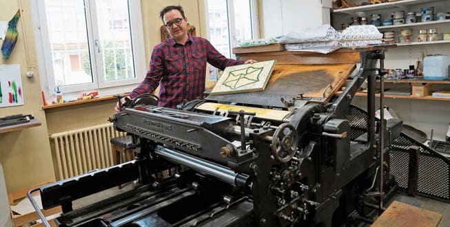 Christoph Amrhein freut sich, dass die alten Druckmaschinen wieder in Betrieb sind. Bild: Romano Cuonz (Alpnach, 6. März 2017)