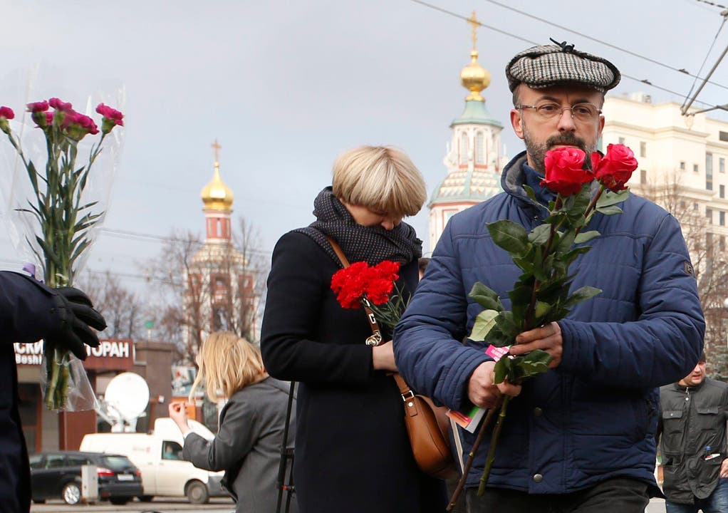 Menschen gedenken vor der französishen Botschaft in Moskau der Opfer des Attentats. (Bild: EPA/Sergei Chrikov)