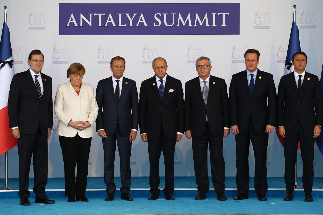 Auch der G20-Gipfel im türkischen Ort Bele unterbrach um 13.00 Uhr Ortszeit (12.00 Uhr MEZ) seine Sitzung. Die Teilnehmer versammelten sich schweigend neben den Flaggen Frankreichs und der Europäischen Union, die jeweils ein schwarzes Trauerband trugen. (Bild: AP / Anadolu)