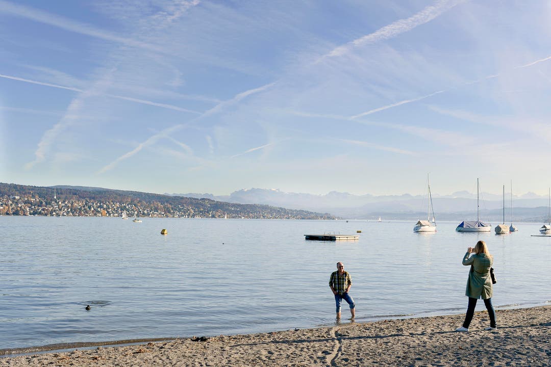 Ein Erinnerungsfoto vom schönen Herbsttag bei frühlingshaften Temperaturen am Zürichsee. (Bild: Keystone/Walter Bieri)