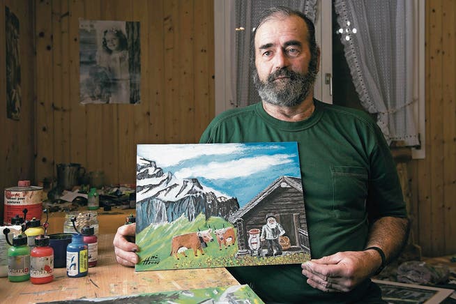 Der Unterschächner Bauernmaler Hans Müller präsentiert eines seiner Bilder. (Bild: Christof Hirtler (Unterschächen, Februar 2018))