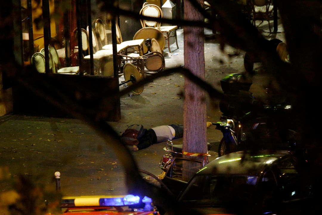 Ein Opfer des Terroranschlages liegt vor dem «Bataclan». (Bild: EPA/Yoan Valat)
