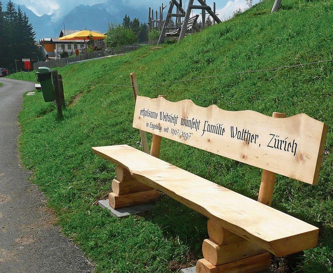 Auf der Sonnenseite von Engelberg: die neue Sitzbank auf dem Weg vom Ristis nach Rigidalalp. (Bild: PD)
