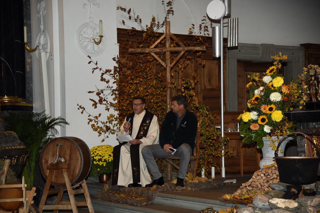 Beim Erntedankgottesdienst in der Pfarrkirche stellt der Pfarrer unter anderem die Frage nach der Vereinbarkeit von Kreuz und Handy-Antenne auf der Alp. (Bild: Robert Hess (OZ))