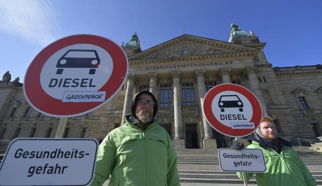 Umweltschützer protestieren vor dem Bundesverwaltungsgericht gegen Diesel-Fahrzeuge. (Bild: Matthias Rietschel / EPA (Leipzig, 27. Februar 2018))