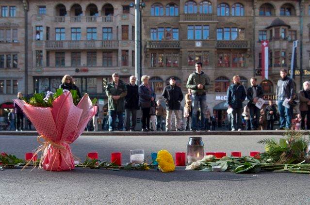 Blumen erinnern auf dem Marktplatz in Basel an die Anschläge in Paris. (Bild: Keystone / Georgios Kefalas)