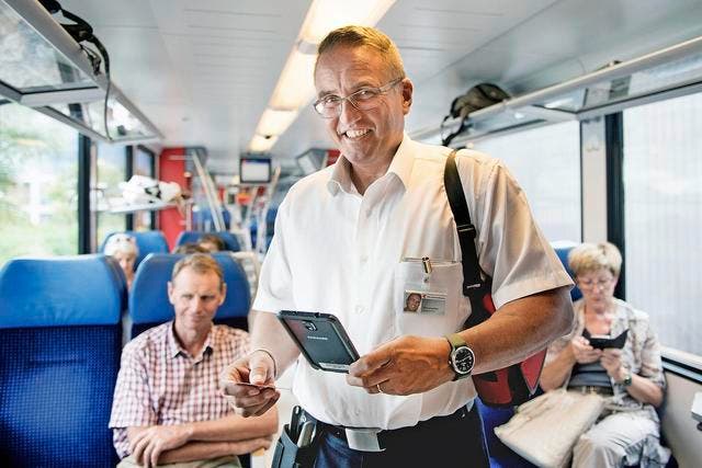 Zugbegleiter André Schumacher auf Billettkontrolle in der Zentralbahn. (Bild Corinne Glanzmann)