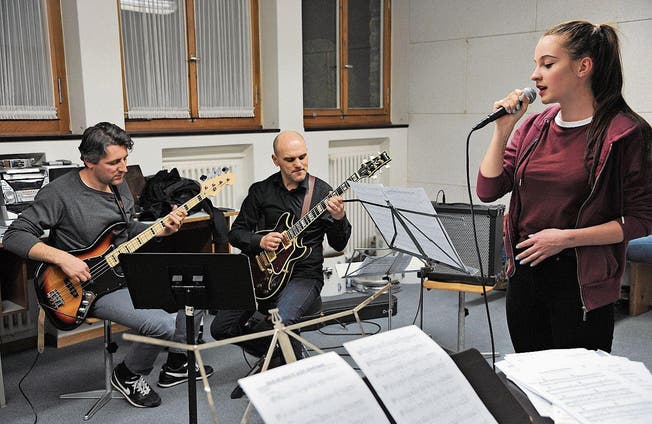 Die 16-jährige Gesangsschülerin Nicole Müller probt zusammen mit der Band für ihren Auftritt. Im Bild (von links): Roger Scheiber (Bass) und Gianluca Sala (Gitarre). (Bild: Urs Hanhart (Altdorf, 24. März 2017))