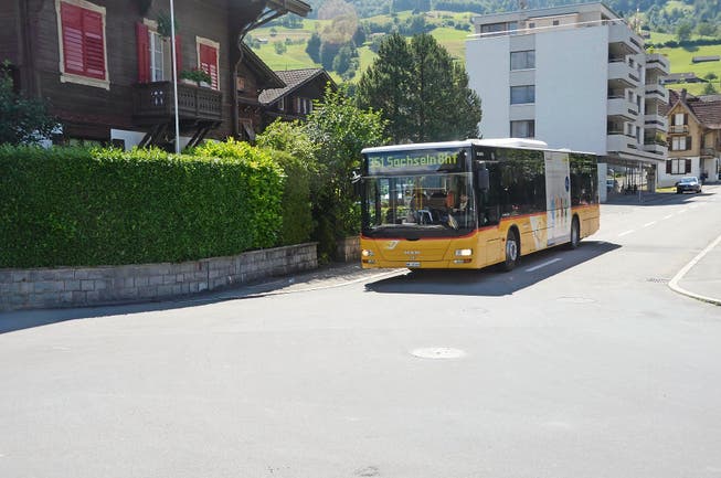 Ein Postauto biegt zur heutigen Endstation beim Bahnhof Sachseln ein. (Bild Martin Uebelhart)