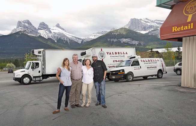 Die Von-Rotz-Family vor den Transportern ihrer Firma Valbella Gourmets Foods in Canmore (Alberta). Von links: Tochter Chantal, Walter und Leonie von Rotz und Sohn Jeff. (Bild: PD)