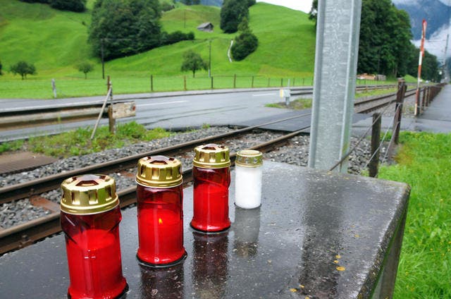 Kerzen erinnern in Wolfenschiessen an den Unfall beim Bahnübergang Allmend. (Bild Markus von Rotz)