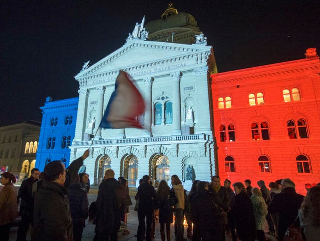 Während 45 Minuten erstrahlte das Bundeshaus in den Farben der französischen Trikolore (Bild: Keystone/LUKAS LEHMANN)