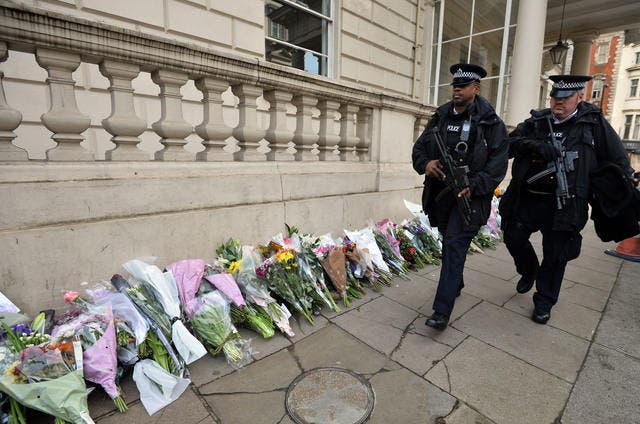 In London ist vielen Menschen die Gefahr bewusst - nur sie reden nicht viel darüber. Auf dem Bild patrouillieren Polizisten vor der französischen Botschaft. (Bild: AP / Hannah McKay)