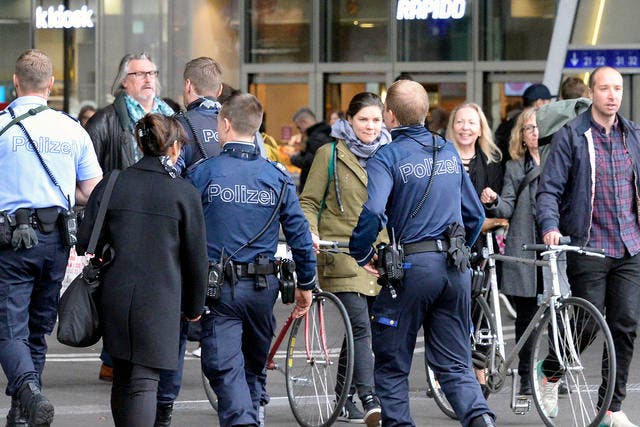 Nach den Anschlägen von Paris markiert die Polizei in der Schweiz verstärkt Präsenz auch in grösseren Bahnhöfen. Im Bild: Beamte der Zürcher Stadtpolizei im Hauptbahnhof am Samstag. (Bild: Keystone/Walter Bieri)