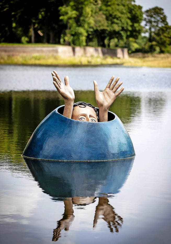 Im holländischen Den Bosch schwimmt derzeit diese Skulptur, die von Hieronymus Bosch inspiriert ist. (Bild: Keystone)