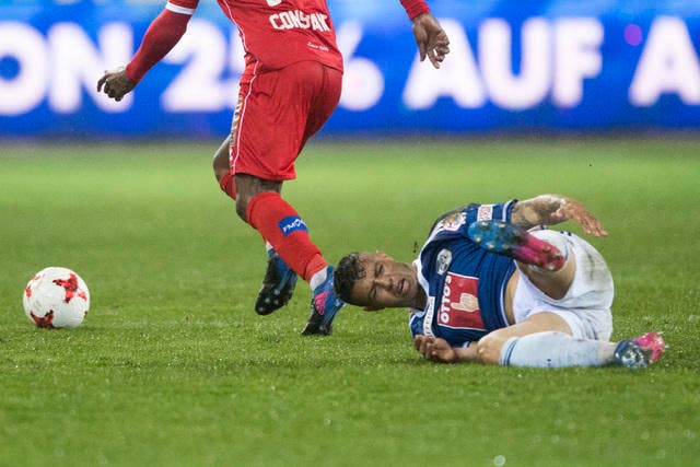 Der FCL-Innenverteidiger Lucas Alves (am Boden) verletzte sich während des Spiels gegen den FC Sion. (Bild: Keystone/Urs Flueeler)