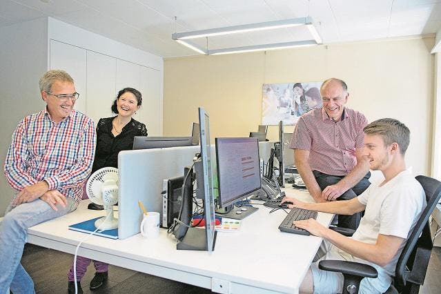 In den Räumen von Management Tools, Hergiswil (von links): Stephan Wyss, Annemarie Kaser, Knut Hackbarth und Jerôme Bühler. (Bild: Corinne Glanzmann (Hergiswil, 5. September 2017))
