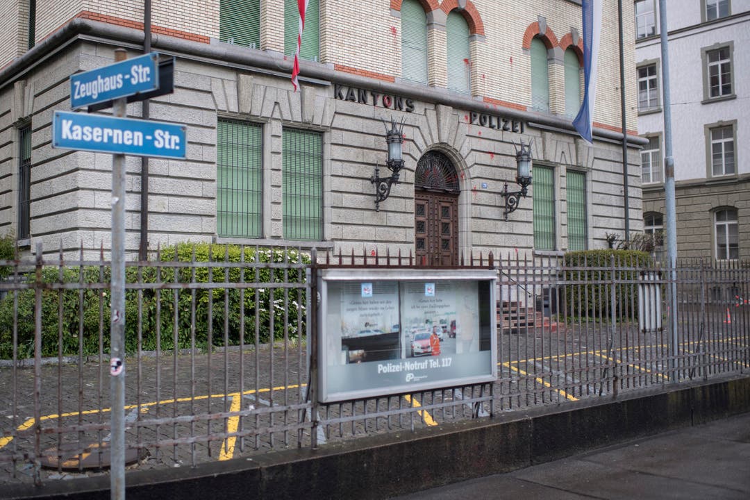 Farbschmierereien am Gebäude der Zürcher Kantonspolizei, nach dem Umzug. (Bild: KEYSTONE/Ennio Leanza)
