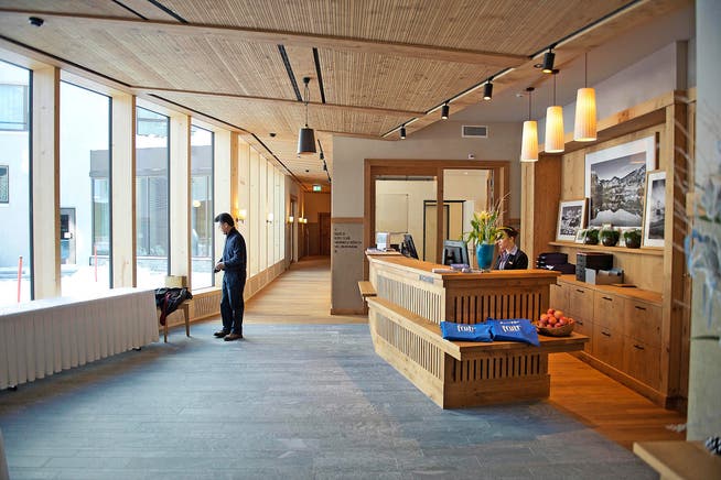 Die Rezeption der neu eröffneten Frutt Family Lodge: Rund 50 Millionen Franken hat die Frutt Resort AG als Eigentümerin in das neue Hotel investiert. (Bild Dominik Wunderli)