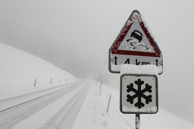 Die dicht verschneite Strasse mit Verkehrsschild zwischen Kerns und Melchtal im Kanton Obwalden am Donnerstag, 29. November 2012. (KEYSTONE/Urs Flueeler) (Bild: URS FLUEELER (KEYSTONE))