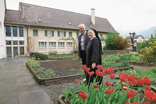 Hanspeter Kiser mit Äbtissin Pia Habermacher im Klostergarten, wo im September gebaut werden soll. (Bild: Romano Cuonz (Sarnen, 15. April 2017))