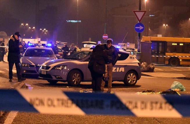 Die Polizei am Tatort in Mailand, an dem Anis Amri getötet wurde. (Bild: Luca Bruno / AP (Mailand, 23. Dezember 2016))
